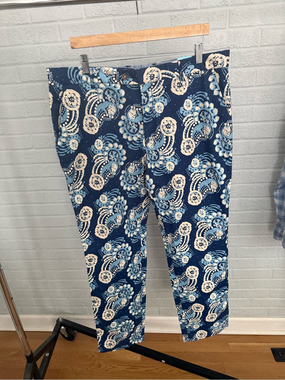 J. McLaughlin Navy and Cream Floral Print Cropped Pant